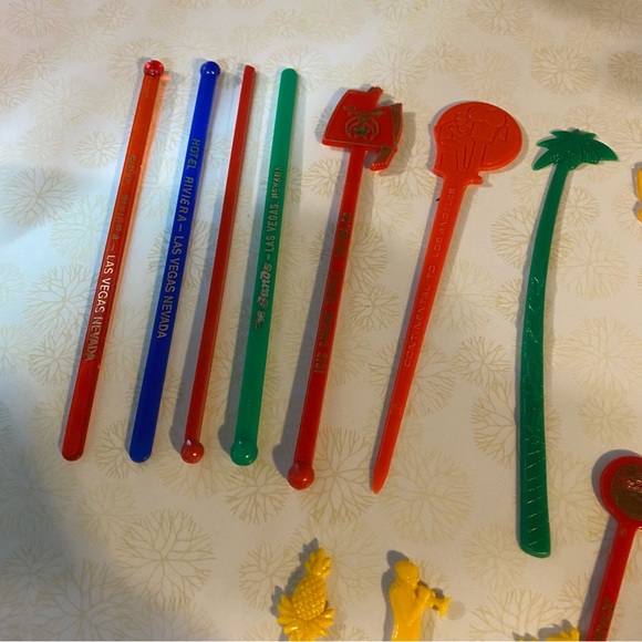 Vintage unique lot of 17 bar swizzle sticks , stir sticks . Mid Century barware - Picture 6 of 7